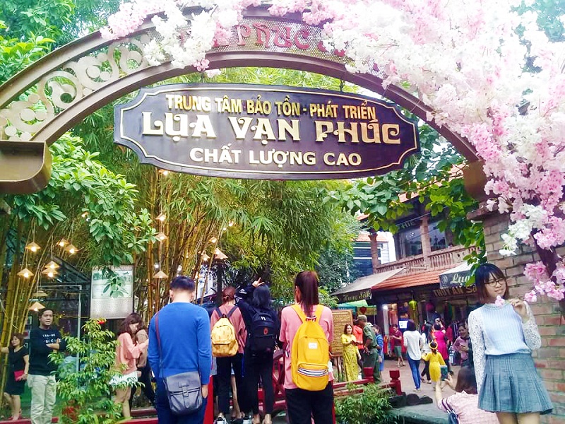 Tuần lễ văn hóa làng nghề Vạn Phúc: Gắn kết truyền thống cùng xu hướng đổi mới